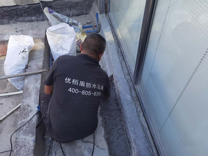 天臺(tái)落地玻璃門(mén)框周邊防水處理